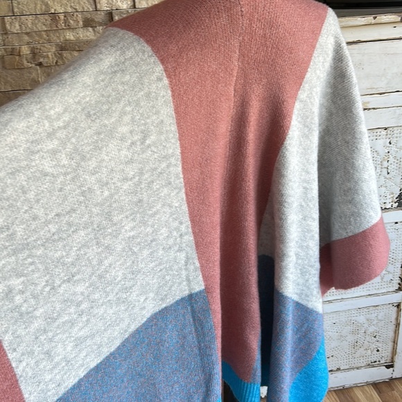 Jodifl geometric pattern gray mauve turquoise open front shawl poncho shrug - Picture 10 of 15